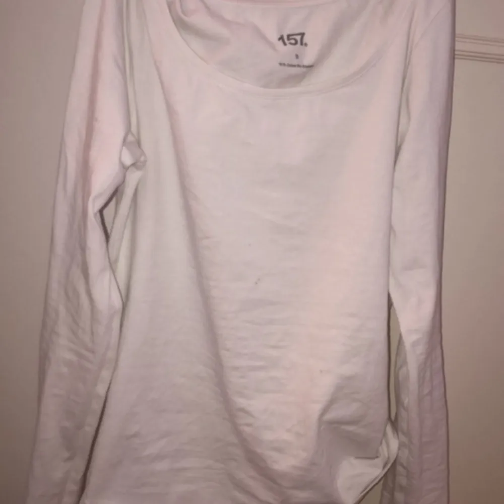 Basis vit tröja säljer för den ej används💗. Tröjor & Koftor.