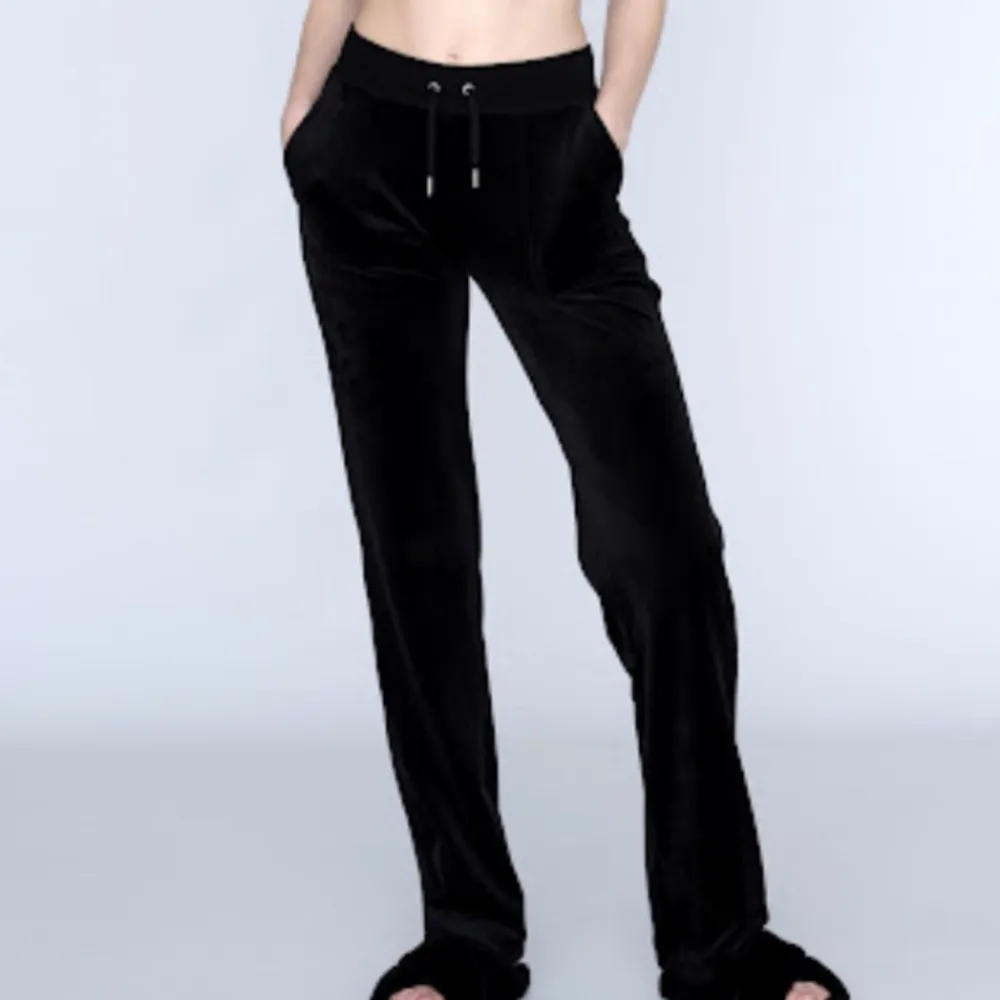 Jag säljer mina svarta juicy couture byxor då dom är försmå dom är väl använda men dom är fortfarande i bra skick🩵. Jeans & Byxor.