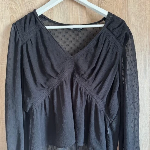 Svart blus - Jättefin svart blus från Zara i superfint skick, storlek S🖤