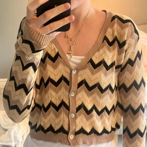 Kofta - Säljer denna jättefina koftan! Passar både till vardags och på fest🥳💕säljer denna på grund av att den inte kommer till användning😘