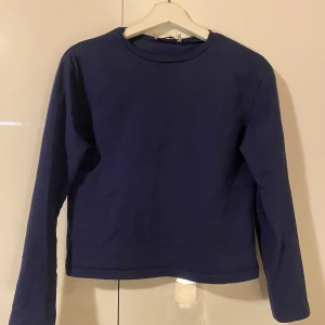 Mörkblå långärmad T-shirt  - Långärmad T-shirt i storlek XS 💙  Säljer för att den har blivit för liten💙