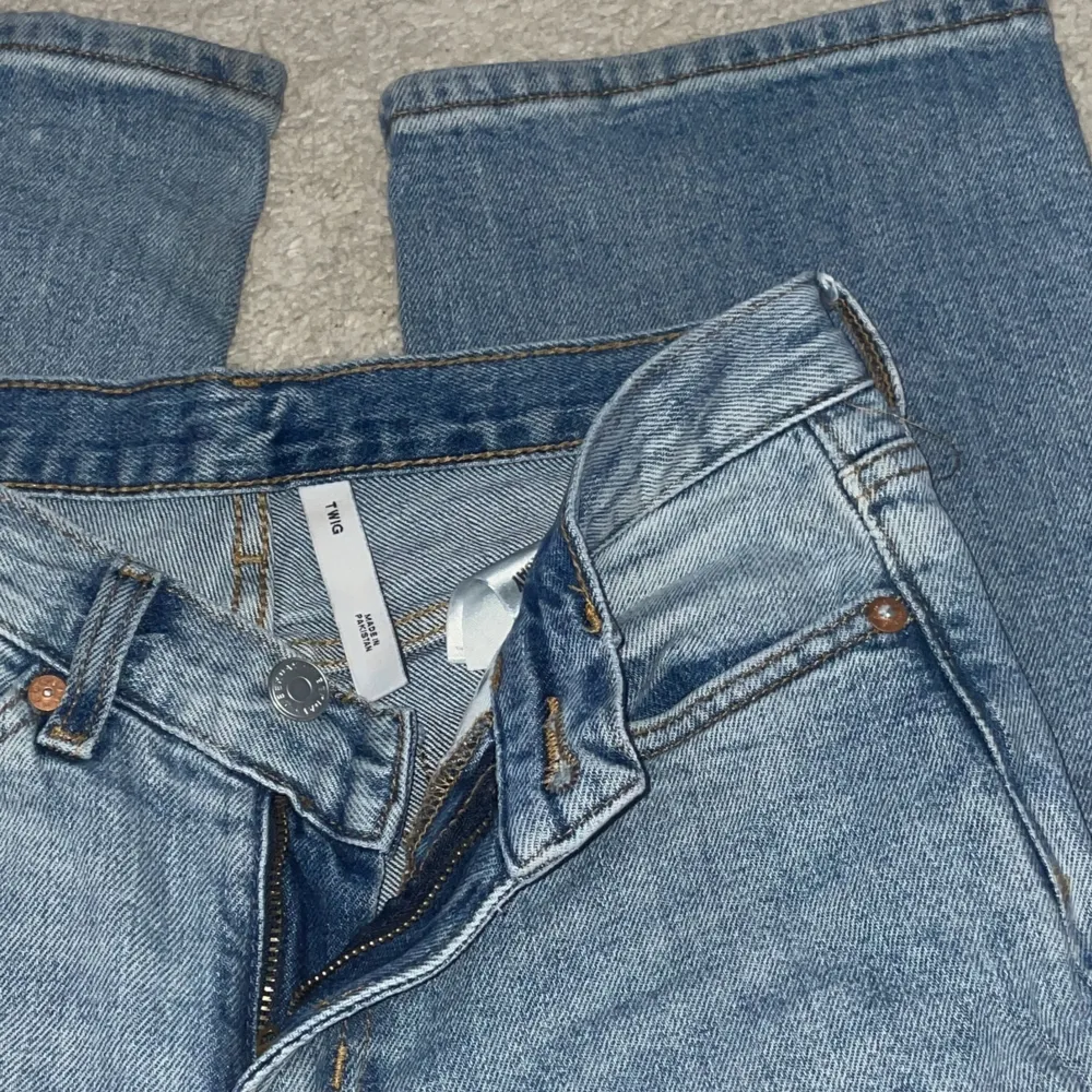 Säljer mina weekday jeans i färgen TWIG då de sitter tajt på mig bra skick! Skriv för bilder så fixar jag💗. Jeans & Byxor.