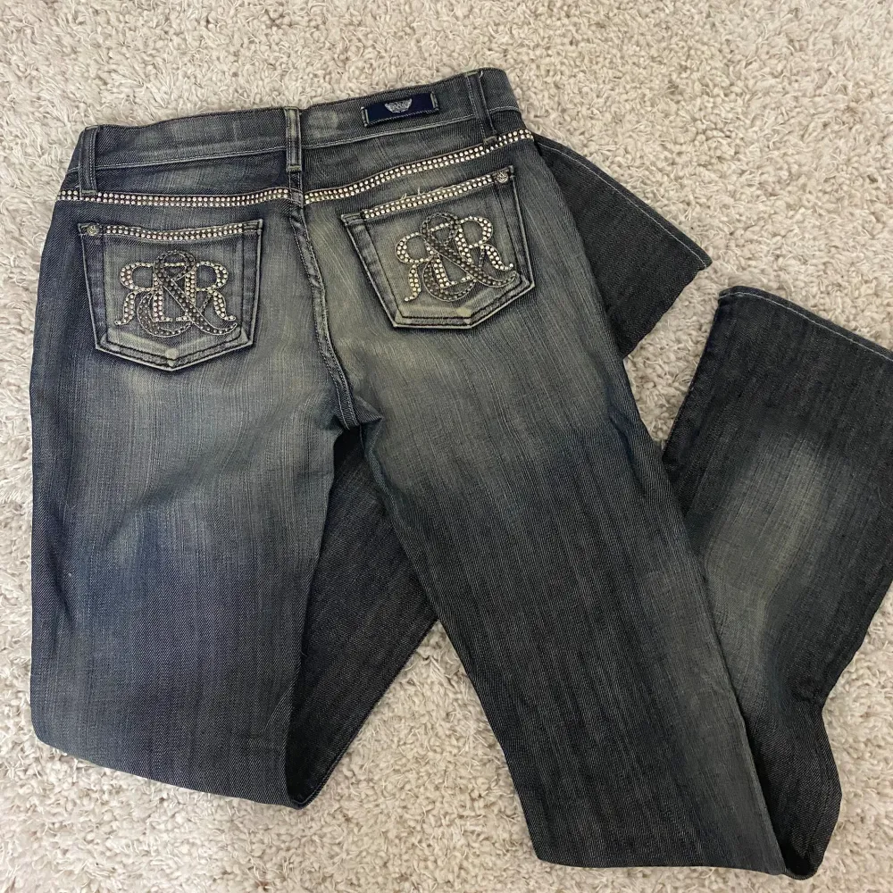 Vintage flare/bootcut rock and republic jeans med strass på fickorna. Så fina men kommer tyvärr inte till användning- är i  bra skick och storlek 26 men kunde även passa 27!. Jeans & Byxor.