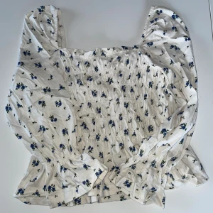 Blommig top - Top från H&M storlek S, köpt för två somrar sedan. Sparasamt använd. Kan postas eller mötas upp söder om stan 🌸🩷 
