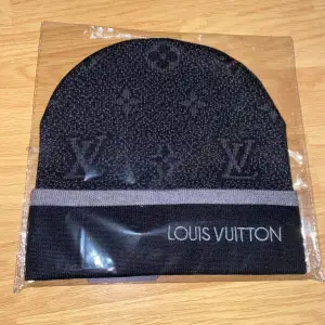 Hej! Säljer en helt ny jättefin, oanvänd svart Louis Vuitton monogram mössa. Hör av dig vid minsta lilla fundering.