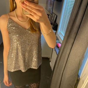 Paljett linne - Jättefint paljett linne från New Yorker som passar bra till fest, säljer då det inte kommer till användning. Skriv för fler bilder eller vid frågor🙌🏼