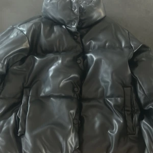 Svart jacka  - Bra skick. Finns ett hål i ena jackfickan men går att laga lätt