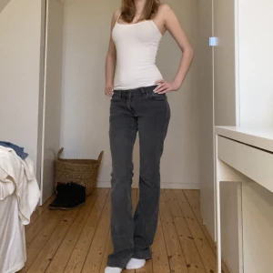 Gråa Jeans  - Mörkgrå jeans ifrån Junkyard som jag tyvärr köpte i fel storlek och derför inte kommer till användning. Dom är i storlek S som motsvarar 36! Köpta för 599. Skriv ifall du har frågor💓💓