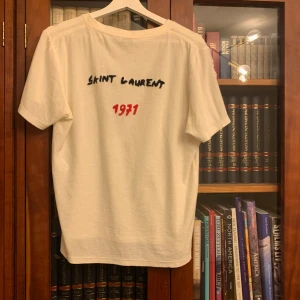 Saint Laurent T-Shirt - Sjukt snygga Ysl T-shirt! Ryggtryck Verkligen perfekt till sommaren! Storlek S och sitter tts (True to size! Pris diskuteras vid snabb affär 