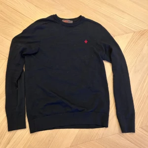 Morris tröja  - Jag säljer min Morris tröja och merinoull är tvättad på rätt sätt så materialet är på samma nivå som ny köpt och den är i storlek s nypris är 1600kr vid några funderingar är det bara att skriva😃