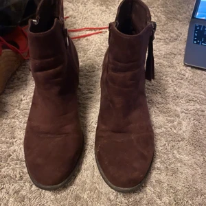 Klackskor - Vinröda klackskor från DS. Fake dragkedja på yttersidan men riktig på insidan. Storlek 38.