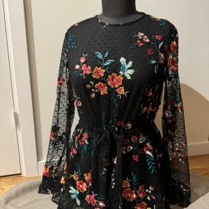 Blus från Zara - Blommig blus med brodering från Zara. Jättefint skick