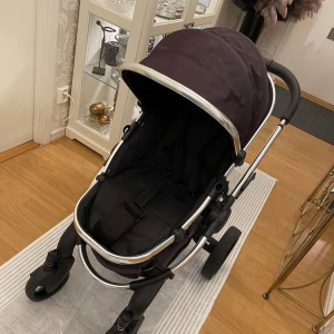 iCandy barnvagn, fint skick inga skador. - Hej!  Säljer min barnvagn för att min son har växt ur den. Endast sittdel finns dock jätte fint skick, allt fungerar som den ska. Här finns det mer info om barnvagnen: Kopiera och klistra in på google 👇👇 https://www.hittabarnvagn.nu/icandy-peach/