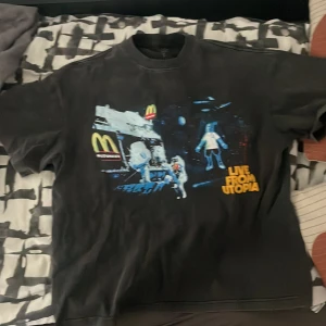 Travis Scott t shirt - Riktig fin t shirt som jag tyvärr inte använder! S men passar m också