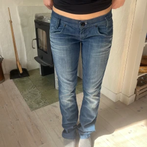 Lågmidjade lee jeans  - Super snygga Lågmidjade jeans. Aldrig använda strl 36/38!❤️ bra skick. Innerbenslängden: 83cm
