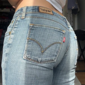 Vintage Levis jeans - Vintage låga bootcutjeans. Mina favvojeans men är tyvärr nu försmå🌷🥲 Sitter väldigt bra på och är bekväma❤️ Står ingen storlek men skulle säga xs/s Midja: 38 Längd: 101 Gylf: 19