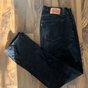 Levi’s 501 Jeans - Sjukt snygga jeans som funkar till de mesta. Hög kvalitet med 7,5/10 skick. Original pris: 1099kr. Hör av dig vid frågor!
