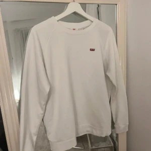 Sweatshirt  - Superfin vit Levis tröja 