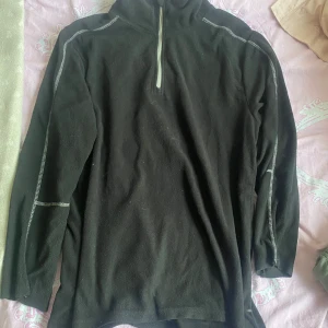 Kofta - Bra skick förutom armana är avklippta så de är lite kortare men annars fin. Bra att ha under skidjacka