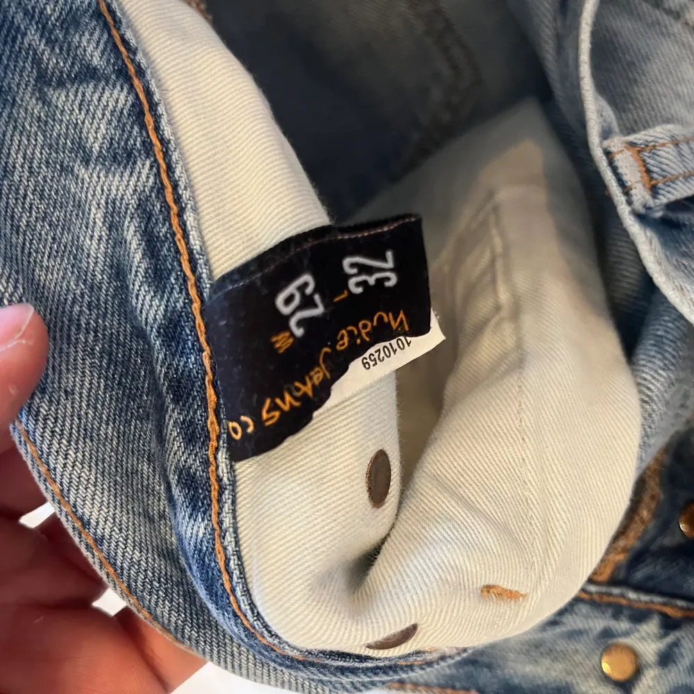 Snygga nudie jeans i storlek w29 l32 men skulle säga att dem passar lite större ca w30 l33. Jeans & Byxor.