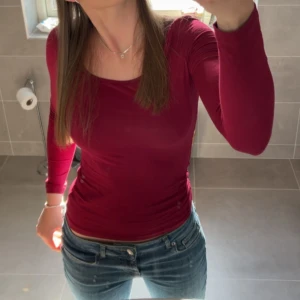 Vinröd tröja - Fin tröja, bra skick!! Sitter superfint på, skriv vid funderingar 