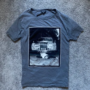 Limitato t-shirt  - Använt men fint skick! Strolek xs passa s 