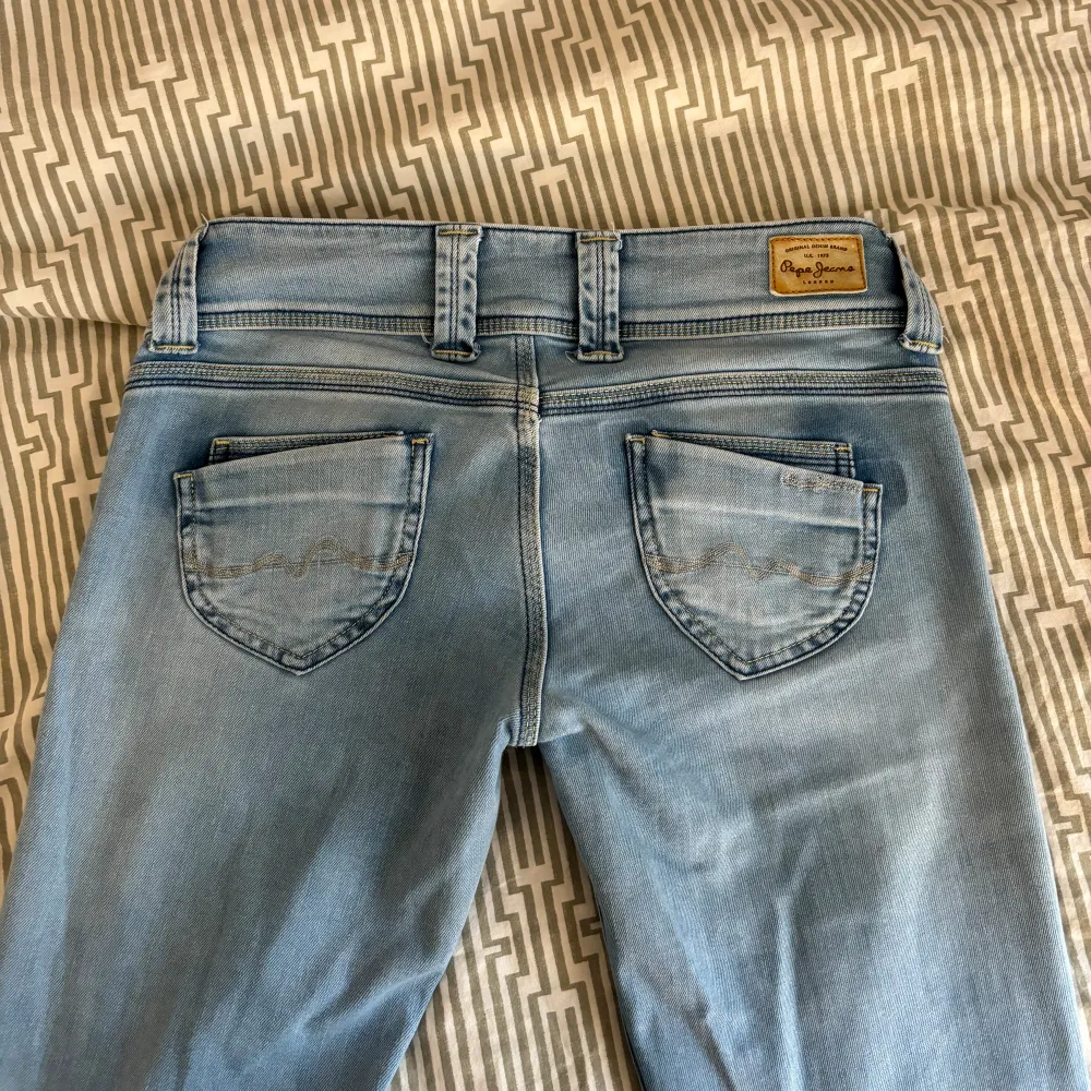 Jätte fina lågmidjade jeans från pepe! De är i jätte fint skick och har bara använts en gång💓 Köp sker via ”köp nu”, skriv om det är något du funderar på💕. Jeans & Byxor.