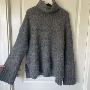 Grå stickad tröja - Jättefin stickad tröja med polokrage😊fint skick