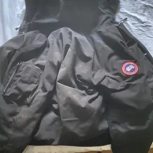 Säljer nu min canada goose jacka då det börjar bli varmt och intr har användning för den, den är såklart äkta ofh värderad runt 12.000 ny. Mitt pris är 4.000 men går självklart att diskutera.