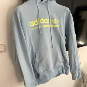 En hoodie med riktigt bra kvalitet och sjukt coola tryck. Denna hoodie är i storlek XS men den är rätt stor i storleken så den skulle passa någon som har S