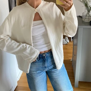 Kofta från Djerf Avenue  - Säljer denna superfina kofta från Djerf Avenue i storlek M. Koftan är endast använd vid ett par tillfällen och därmed i nyskick!  Det finns några små fläckar på undersidan av en ärmen, se bild.