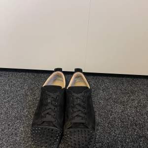 Ett par Louboutin skor storlek 43 men passar 44. Lite använda men kan rengöras galant innan köp. 