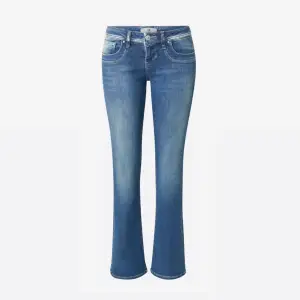 LTB jeans i färgen blå denim.👖  I väldigt fint skick. Storlek: 27/ Längd: 36. Bara använda ett par gånger eftersom jag köpt fel storlek.  Ny pris 800kr säljs för 500kr