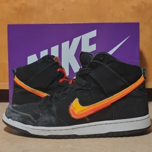 Nike sb dunk high truck it  - Skicket är väl använt och skejtat ca 5/10. Skadorna syns på bilderna💯 replacement box ✅ äkta ✅ hör av er för fler bilder och vid frågor. Pris går att diskutera