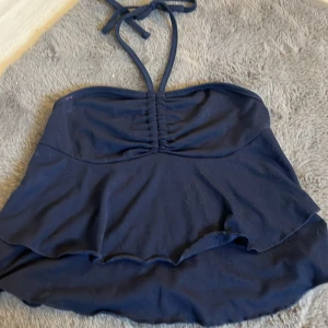 Tröja från shein - Super fin tröja/linne som man knyter runt halsen från shein. Passade inte mig därför säljer jag den men super fin!