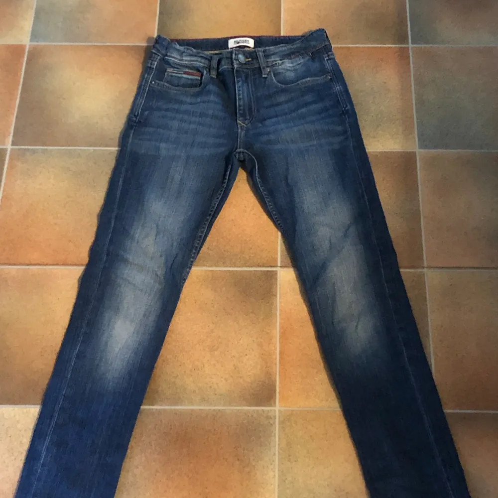 Ännu ett par Hilfiger jeans! Även dessa väldigt stiliga och knappt använda, skick 9-10 inga defekter, storlek 164, skriv för fler frågor☀️👖. Jeans & Byxor.
