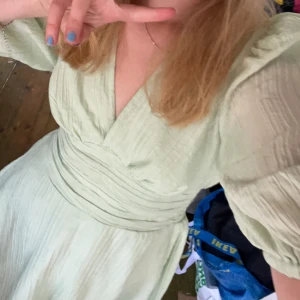 Mintgrön klänning - Underbart somrig grön klänning (med en jättefin rygg som inte syns på bilderna, men det är en rosett!!) Använd två gånger - förra årets skolavslutning samt midsommar. Säljer då det alltid är kul att klä sig i nya spännande plagg, så varför inte?!