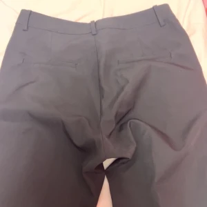 Kostym byxor  - Svarta kostym byxor från bikbok ny skick