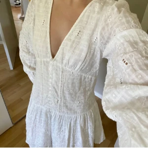 Zara klänning - Vit zara klänning! Sååå fin! Storlek S