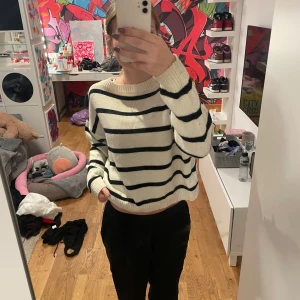 Stickad tröja  - Säljer stickad randig tröja eftersom jag inte använder den alls, har använt en gång så den är i bra skick! 