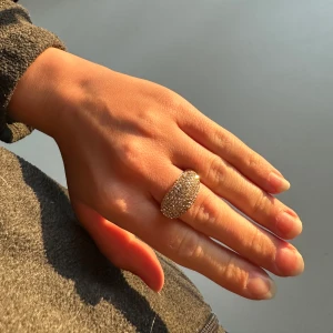 Ring - Guldring med strass. Tyvärr för stor på mig, endast testad. (Ej äkta)