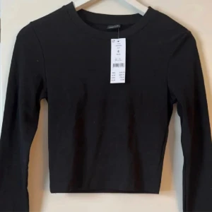 Svart tröja  - Svart tröja från Gina tricot i storlek S, aldrig använd så lapparna sitter kvar endast testad!💗