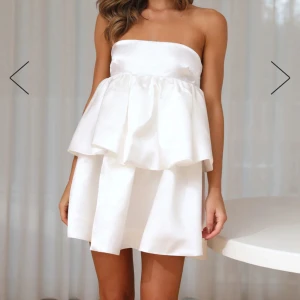 Hello Molly studentklänning - Jättefin klänning nu inför studenten!!💞 Helt oanvänd med prislappen kvar och slutsåld på hemsidan!  Nypris: 1350kr