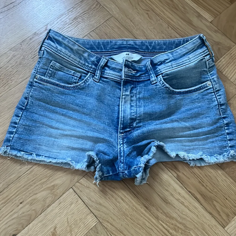 Säker dessa shorts då de tyvärr har blivit för små. Köpt på barnavdelningen i stl 158, men skulle säga att de motsvarar en XS.. Shorts.