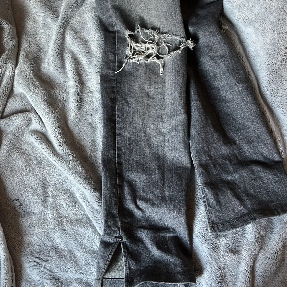 gråa zara bootcut jeans. Med slits och håll i knät 💕💕. Jeans & Byxor.