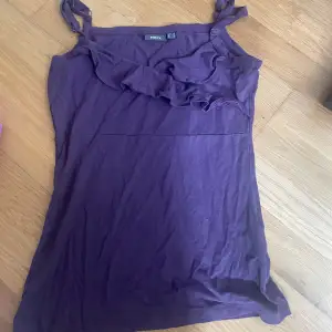 Så snyggt lila y2k linne som är i helt nytt skick, storlek ser ni på bilden men skulle säga att den sitter perfekt på mig som har small. Pris går att diskutera och passar verkligen 2000s stil 