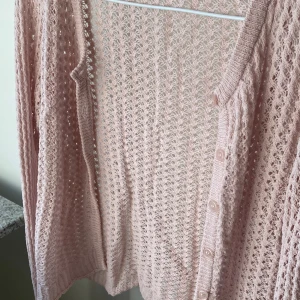 rosa kofta - väldigt fin kofta för åhléns, väldigt luftig och passar till mycket! perfekt för sommaren ☀️