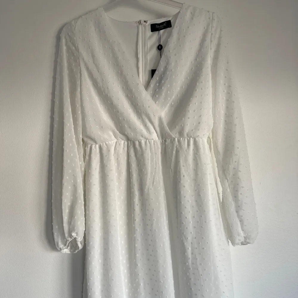 Helt ny vit klänning i storlek M! . Klänningar.