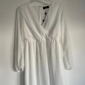 Helt ny vit klänning i storlek M! 