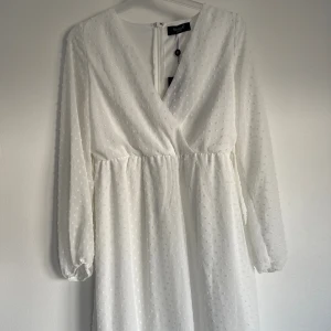 Vit klänning  - Helt ny vit klänning i storlek M! 